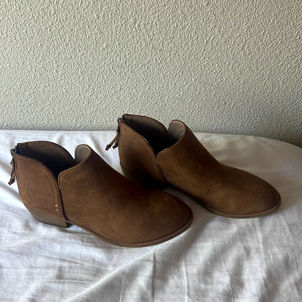 One pair of Ninetin Gel brown heeled boots size 7.5